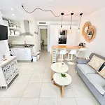 Apartmán Chocolate Cookie- Ac, High Speed Internet, Desk With Natural Light, Sunny Terrace And Pool